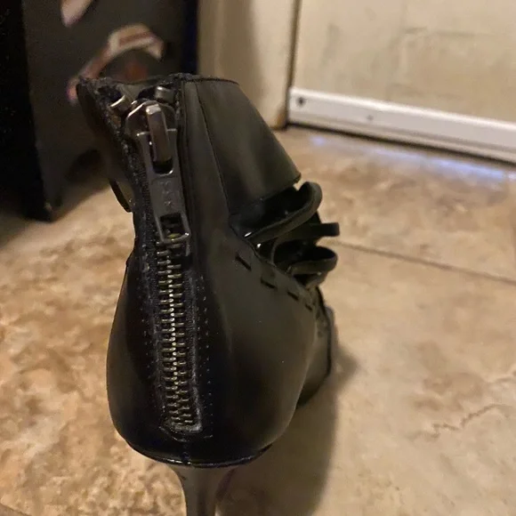 Set of Black 4” Stiletto heels, size 9, zip in bck, excellent condition - Picture 3 of 4